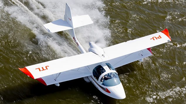Super Petrel sobre el agua